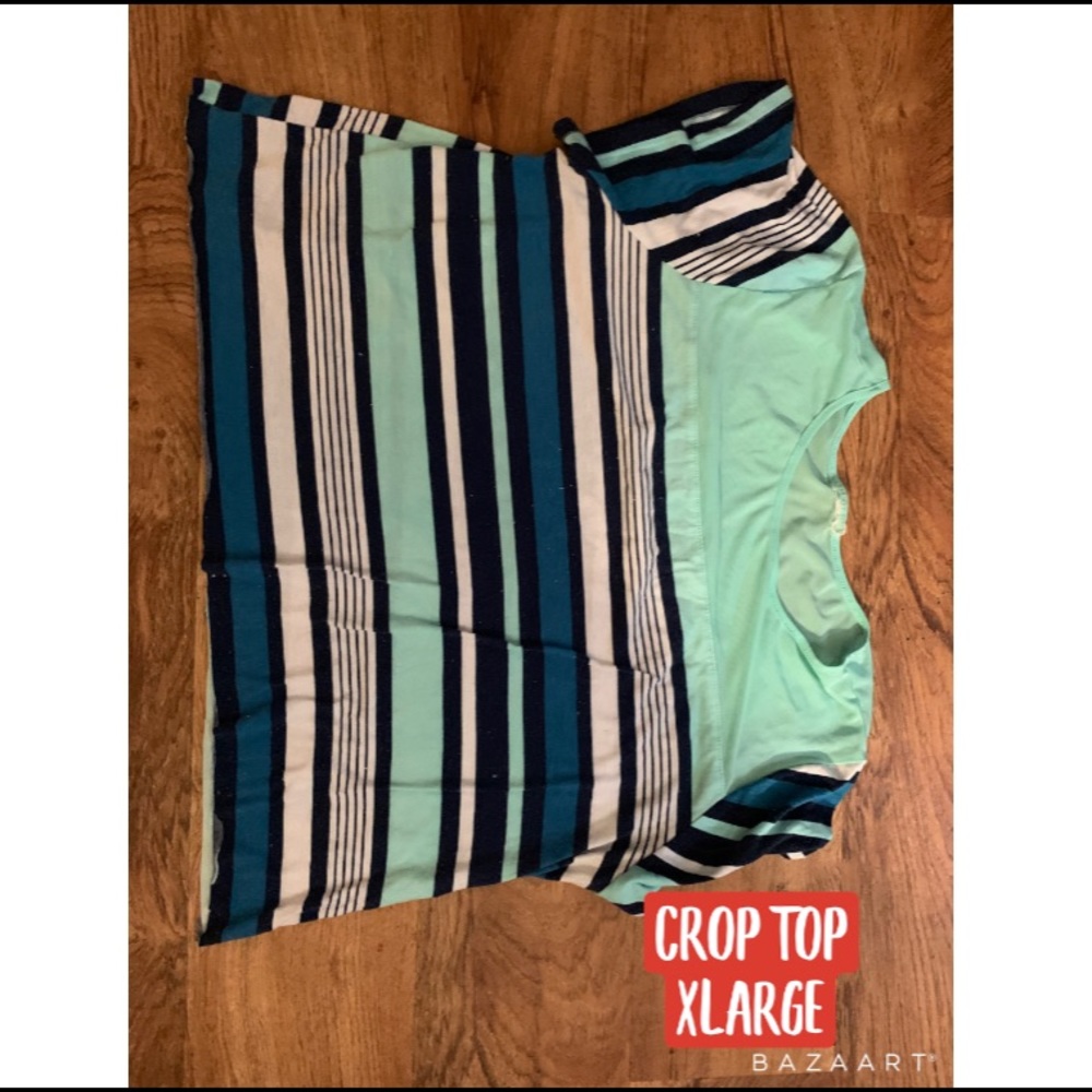 🦋3/$15 bundle deal✨ Striped Crop top